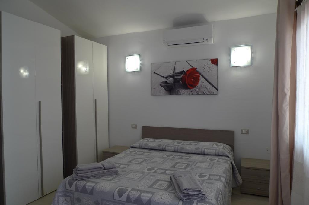 Villaggio Est Affittacamere San Teodoro  Buitenkant foto