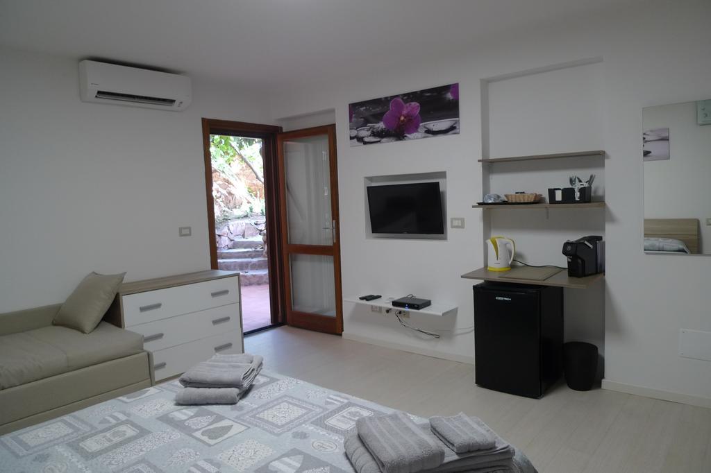 Villaggio Est Affittacamere San Teodoro  Buitenkant foto